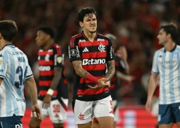 El delantero brasileño Pedro, del Flamengo, en la semifinal de ida de la Copa Libertadores ante Racing de Argentina. (FOTO: AFP)