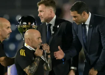 El entrenador de Atlético Mineiro, Jorge Sampaoli, recibe la medalla de subcampeón de la Copa Sudamericana. (FOTO: AFP)
