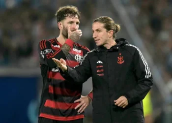 Filipe Luís da instrucciones a Léo Pereira durante el partido entre Flamengo y Racing. (FOTO: AFP)
