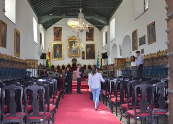 Funcionarios del TSE decoran la Casa de la Libertad para la entrega de credenciales. (Foto: TSE)