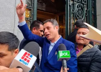El vicepresidente Edmand Lara en las puertas de la Vicepresiendecia.
Foto: Erbol