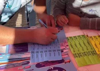Personal municipal hará la entrega de las manillas a los niños. Foto: Captura Facebook Gobierno Autónomo Municipal de Cochabamba.