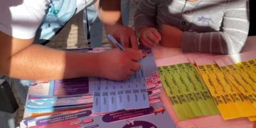 Personal municipal hará la entrega de las manillas a los niños. Foto: Captura Facebook Gobierno Autónomo Municipal de Cochabamba.
