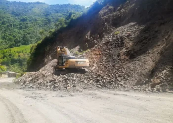 Maquinaria pesada es movilizada hacia las zonas afectadas. Foto: Ministerio de Obras Públicas.