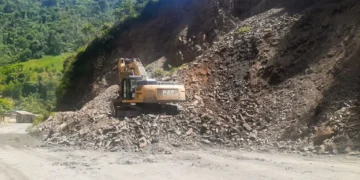 Maquinaria pesada es movilizada hacia las zonas afectadas. Foto: Ministerio de Obras Públicas.