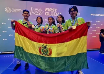 El equipo de jóvenes bolivianos que subió al podio de la competencia de Robótica. Foto: Agetic.