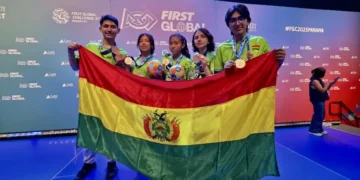 El equipo de jóvenes bolivianos que subió al podio de la competencia de Robótica. Foto: Agetic.