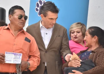 El presidente Rodrigo Paz en el acto de apertura de la campaña antirrábica en Cochabamba. Foto: APG