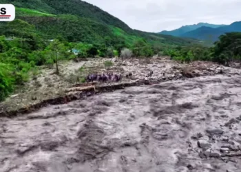 Las lluvias causaron la crecida del río en Pojo. Foto: ABI.