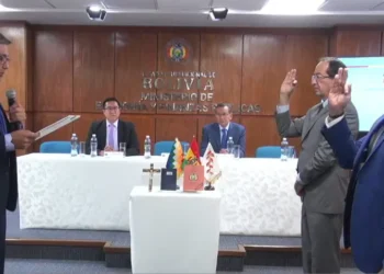 El acto de posesión de las nuevas autoridades de Impuestos y la Aduana. Foto: Ministerio de Economía.