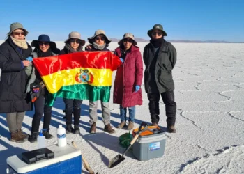 Los profesionales bolivianos tomaron muestras en alrededores del salar de Uyuni. Foto: Biotech-Chem Engineering.