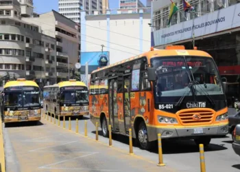 El servicio municipal del PumaKatari es uno de los que requiere combustible. Foto: AMUN.
