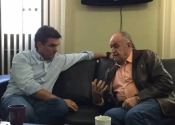 El presidente de Bolivia, Rodrigo Paz Pereira, junto al entrenador Xabier Azkargorta. (Rodrigo Paz)