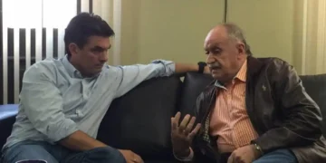 El presidente de Bolivia, Rodrigo Paz Pereira, junto al entrenador Xabier Azkargorta. (Rodrigo Paz)