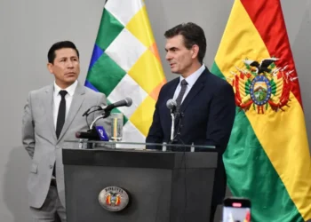 El presidente Rodrigo Paz junto con quien debía ser ministro, Jorge García Pinto. Foto: APG