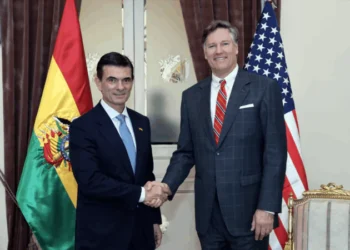 El presidente de Bolivia, Rodrigo Paz, y el subsecretario de Estado de los Estados Unidos, Christopher Landau.
Foto: Embajada de EEUU