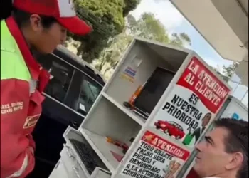 El Presidente inspecciona una gasolinera. Foto: Rodrigo Paz Pereira.