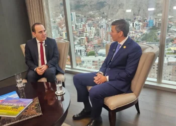 El periodista Tuffí Aré con el presidente de Paraguay, Santiago Peña. Foto: gentileza Tuffí Aré