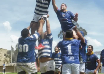 Los jugadores de Spartans y Brangus pelean la ovalada en la hilera.(Ricardo Bajo)