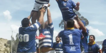 Los jugadores de Spartans y Brangus pelean la ovalada en la hilera.(Ricardo Bajo)