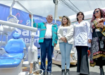 La ministra de Salud, María Renée Castro, el alcalde Iván Arias y otras autoridades junto a los sillones entregados. Foto: Ministerio de Salud.