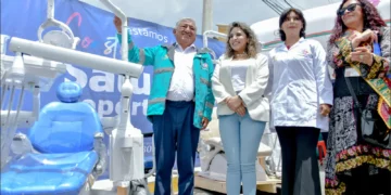 La ministra de Salud, María Renée Castro, el alcalde Iván Arias y otras autoridades junto a los sillones entregados. Foto: Ministerio de Salud.