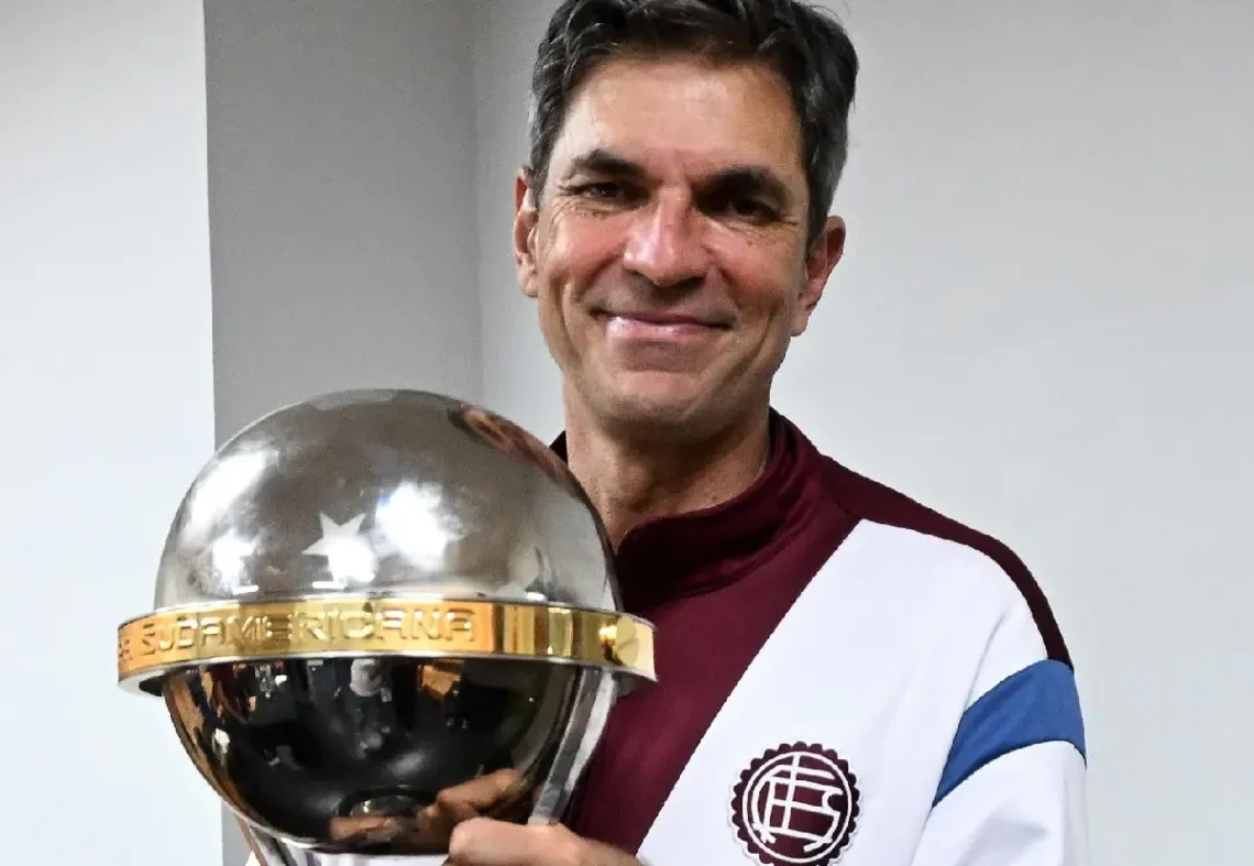 Mauricio Pellegrino con la Copa de la Sudamericana. (FOTO: Club Atlético Lanús)