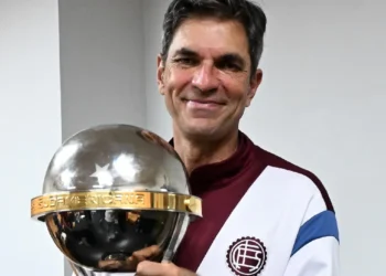 Mauricio Pellegrino con la Copa de la Sudamericana. (FOTO: Club Atlético Lanús)