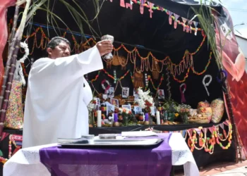 En el Cementerio General se celebró una misa para recibir a los difuntos. Foto: APG.