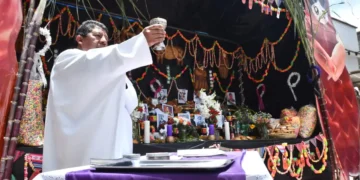En el Cementerio General se celebró una misa para recibir a los difuntos. Foto: APG.
