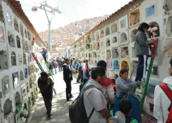Gran cantidad de personas acude al Cementerio General de La Paz. Foto: APG.