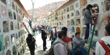 Gran cantidad de personas acude al Cementerio General de La Paz. Foto: APG.