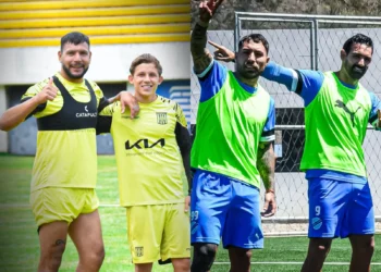 Los atigrados Chávez y Moriceau en Achumani y los académicos Batallini y Cauteruccio en Ananta, en el cierre de los entrenamientos.