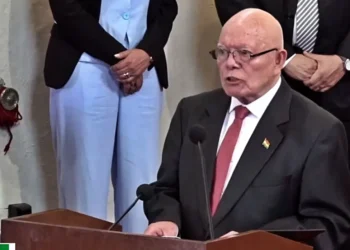 El presidente del TSE, Óscar Hassenteufel, participa en el acto de entrega de credenciales.