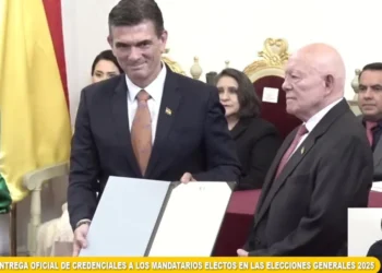 El presidente electo Rodrigo Paz recibe su credencial por el TSE.