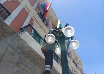 Un trabajador cambia las luminarias contiguas al Palacio Quemado. Fotos: Rubén Atahuichi