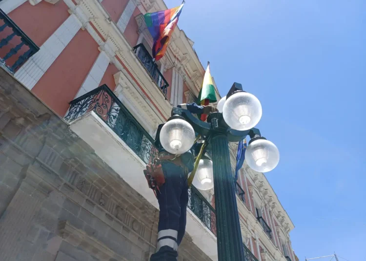 Un trabajador cambia las luminarias contiguas al Palacio Quemado. Fotos: Rubén Atahuichi