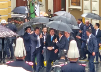 El presidente Javier Milei llega la sede de Gobierno. (Foto: Gabriel Guzmán)