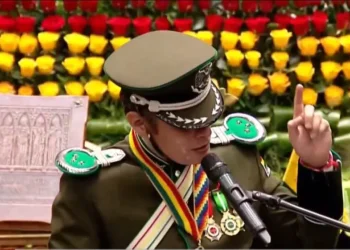 Emocionado y con lágrimas, Edmand Lara realiza su primer discurso como vicepresidente. Foto: Captura.