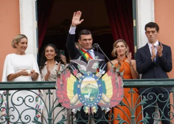 El presidente Rodrigo Paz junto a su familia en el balcón del Palacio Quemado. Foto: APG.