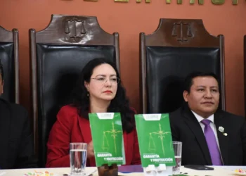 La Decana Gabriela Araóz López y presidente Manuel Baptista Espinoza (Foto: Magistratura)