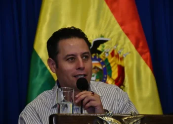 El vicepresidente Edmand Lara en su primera conferencia de prensa.
Foto: APG