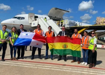 El primer vuelo de carga procedente de Panamá. Foto: Ministerio de Obras Públicas.