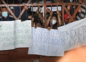 Reclusos reclaman por el indulto. (Foto: Red Uno)