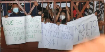 Reclusos reclaman por el indulto. (Foto: Red Uno)
