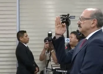 El presidente Rodrigo Paz posesionó a Hugo León La Faye como procurador general del Estado.