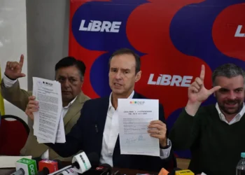El expresidente Jorge Tuto Quiroga muestra la personería jurídica de su partido Libre. (Foto: APG)
