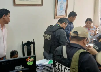 Agentes de la FELCC secuestran documentación de las oficinas del presidente del TDJ de Beni. (Foto: APG)