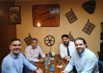La delegación de APIA se reúne con el ministro Justiniano. Foto: APIA.