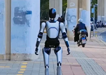 El robot humanoide superó varios obstáculos/AgiBot
